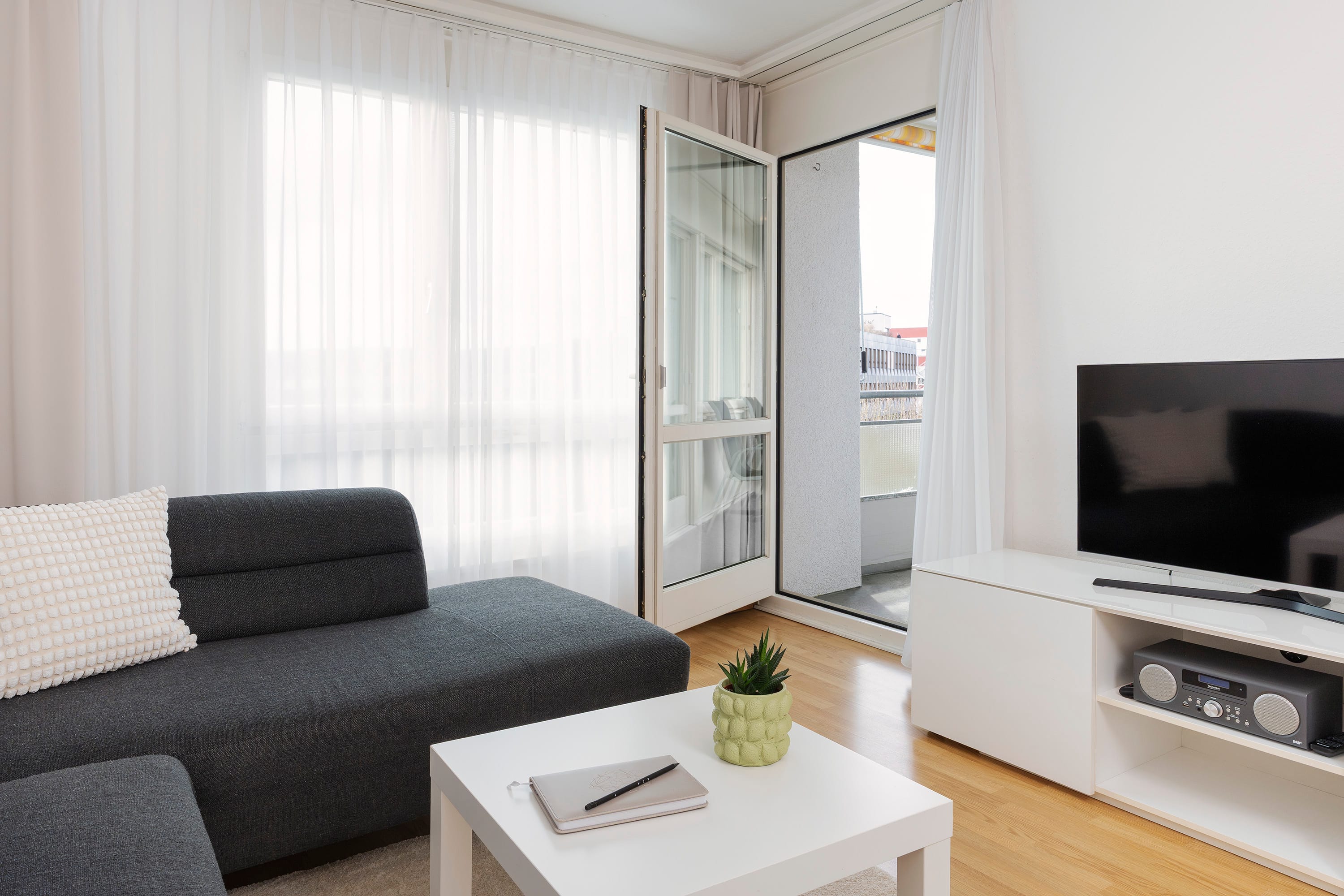 1-bedroom-apartment-livingroom-ringstrasse