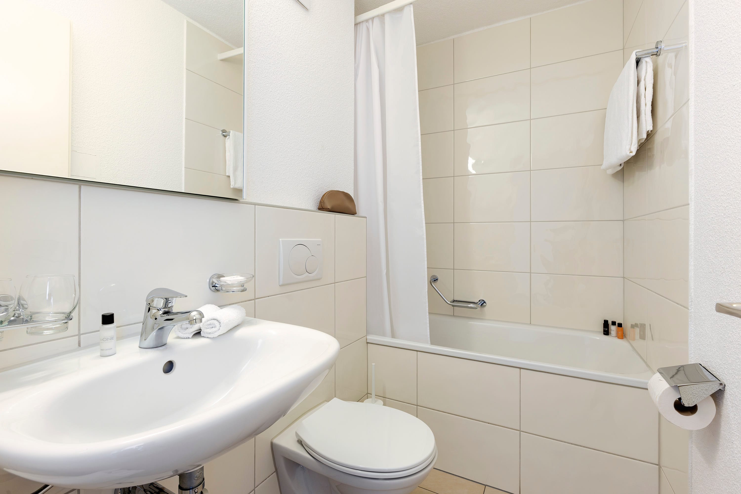 2-bedroom-apartment-bathroom-ringstrasse