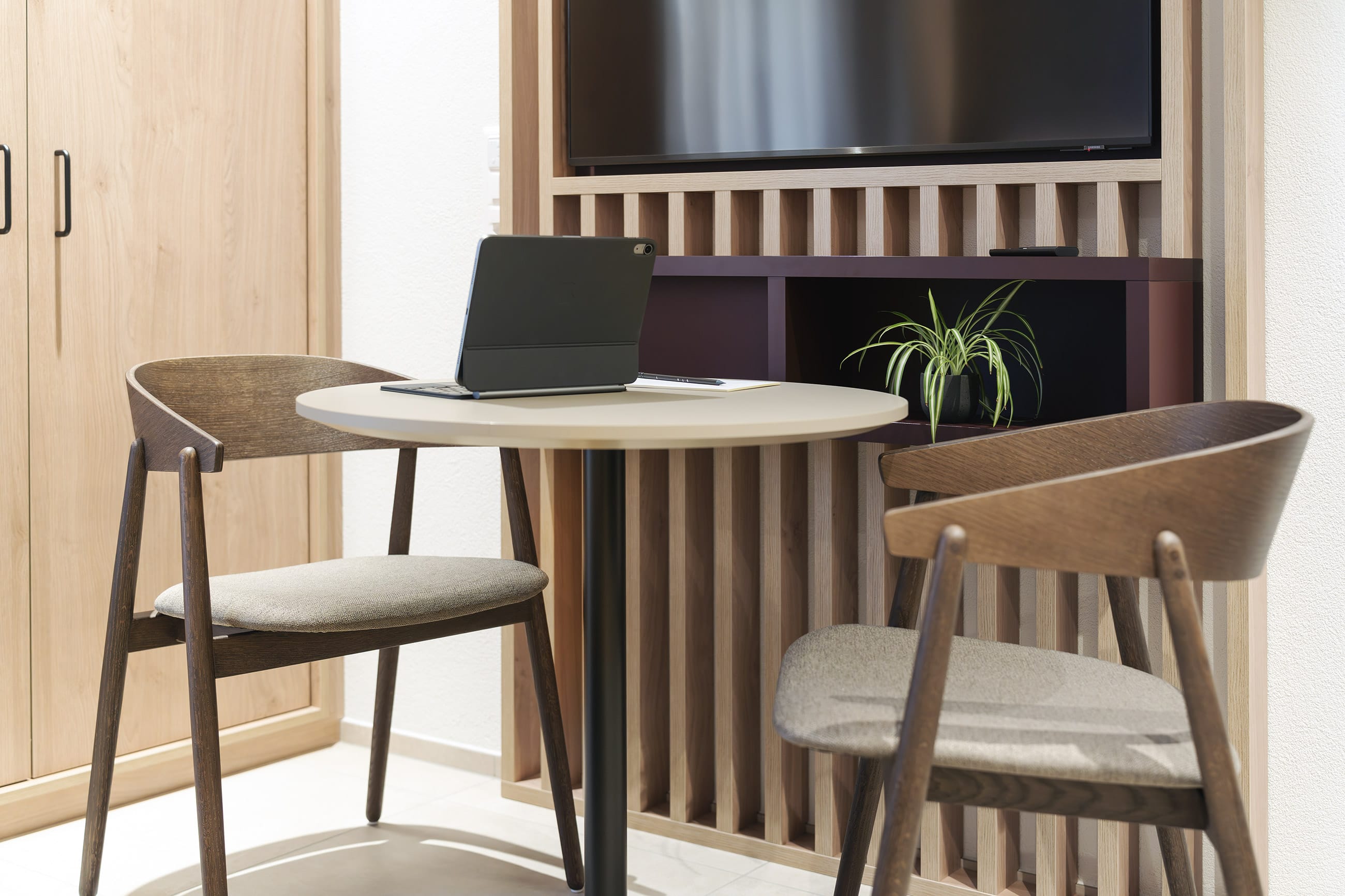 studio_apartment_zeughausstrasse_workplace