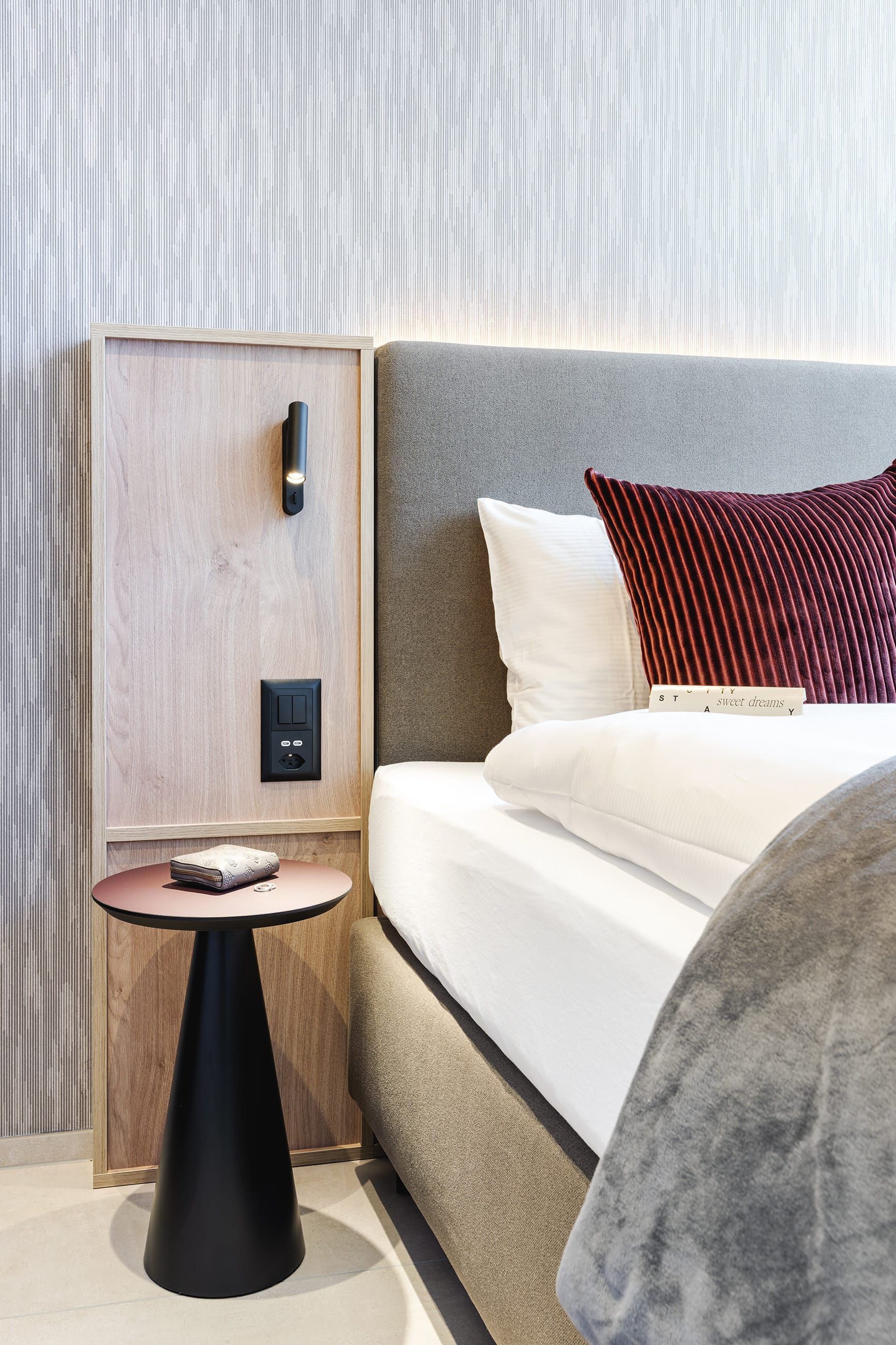 1_bedroom_apartment_citystay_zeughausstrasse_bedroom